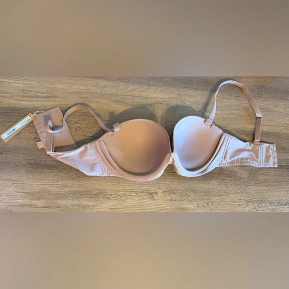 SKIMS Strapless Ultimate Push-up Bra - Picture 2 of 3